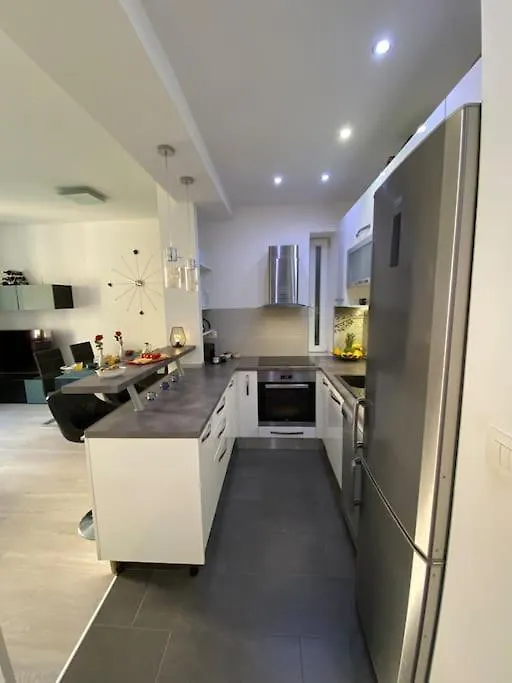Split City Center - Lovely And Spacious 2Bdrm Apt Apartment