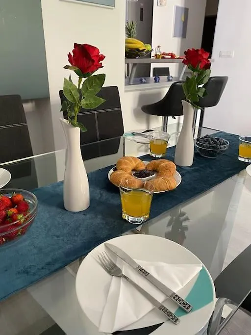 Apartment Split City Center - Lovely And Spacious 2Bdrm Apt