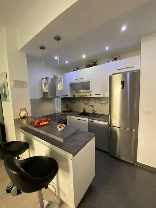 Split City Center - Lovely And Spacious 2Bdrm Apt Apartment