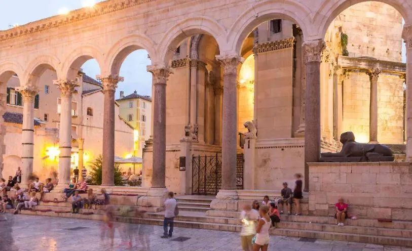Split City Center - Lovely And Spacious 2Bdrm Apt